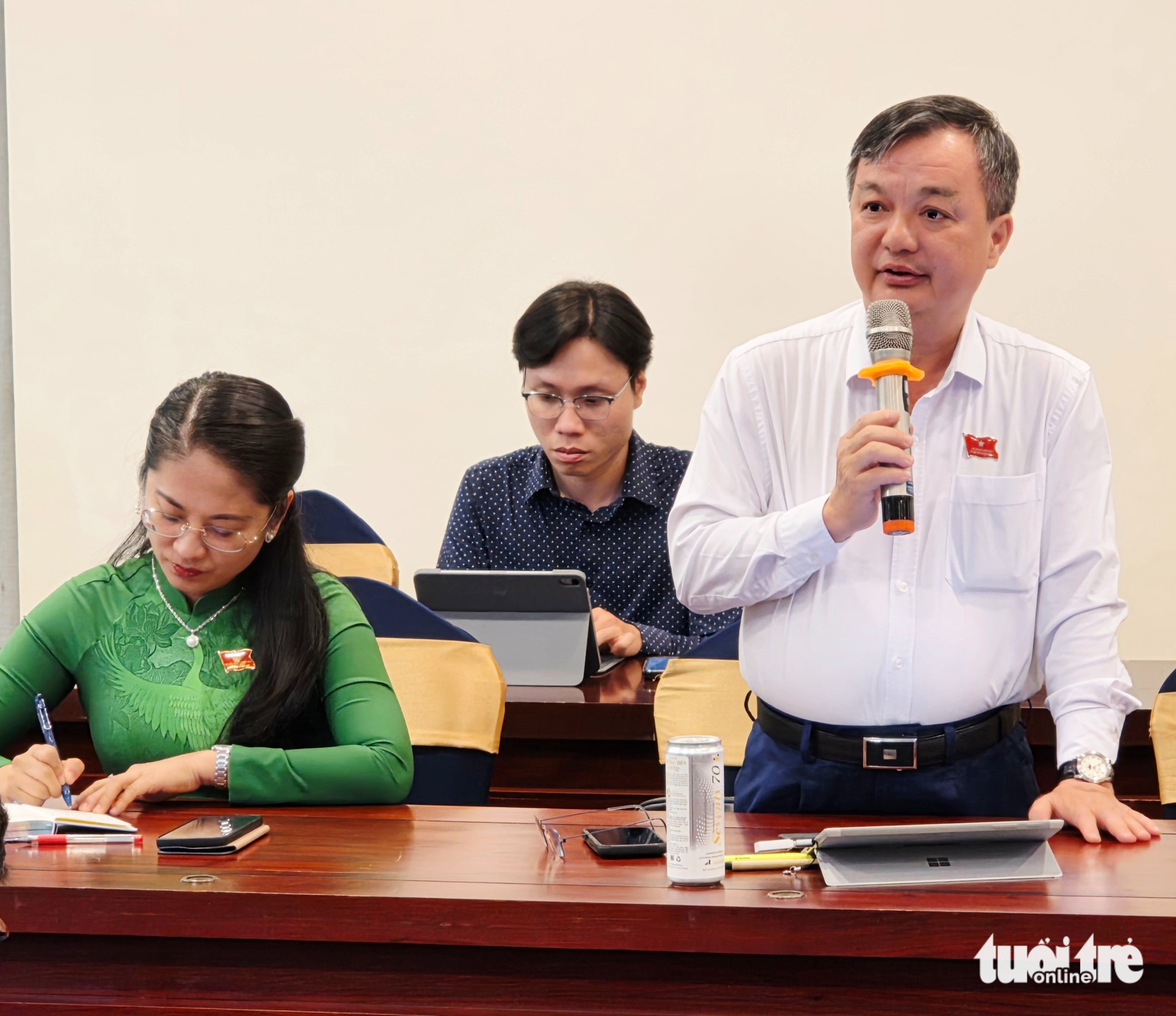 胡志明市代表建议取消不合理的收费站点