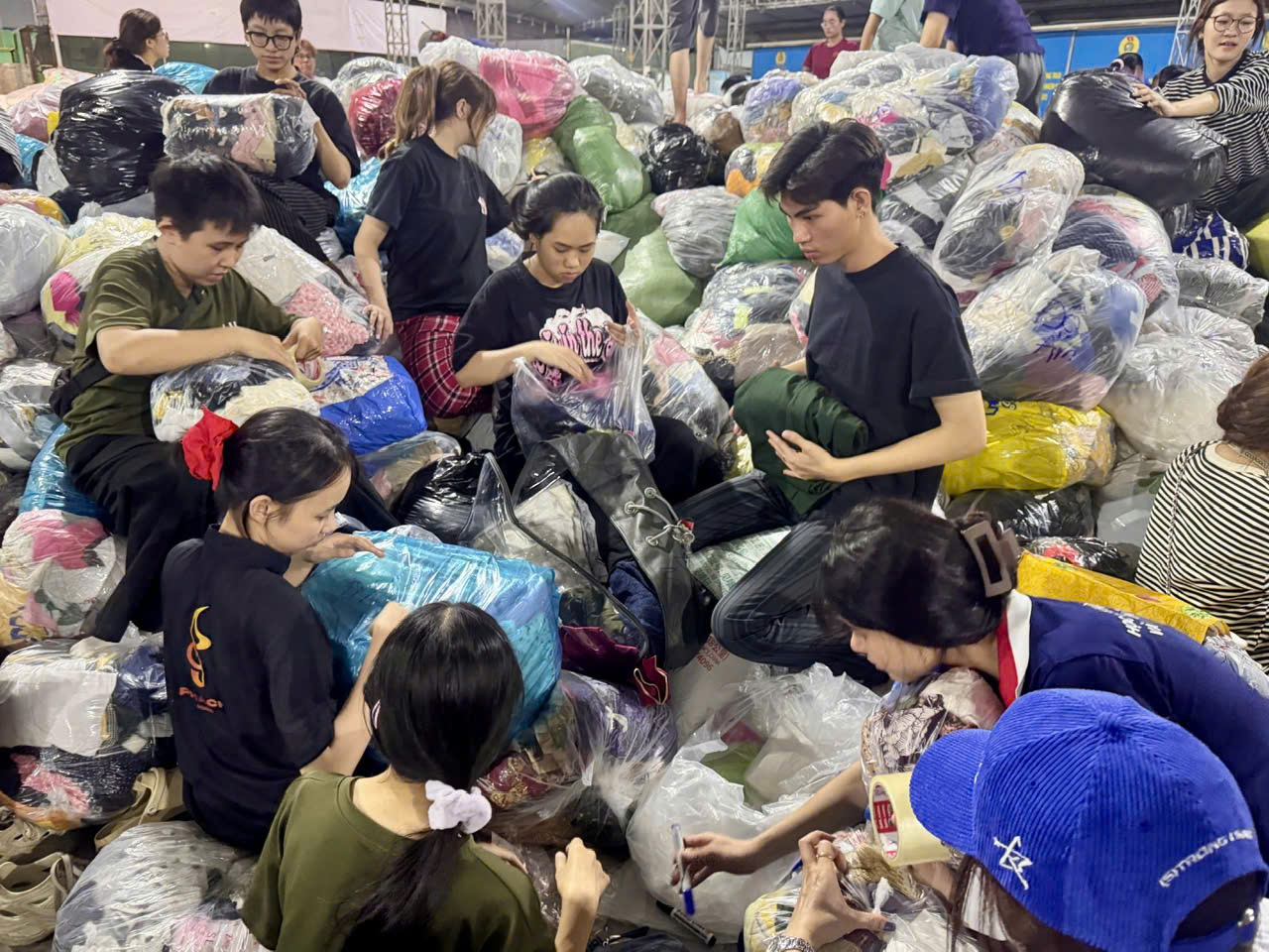 胡志明市劳动文化宫人潮涌动，人们前来帮助整理和搬运物资支援洪水灾区