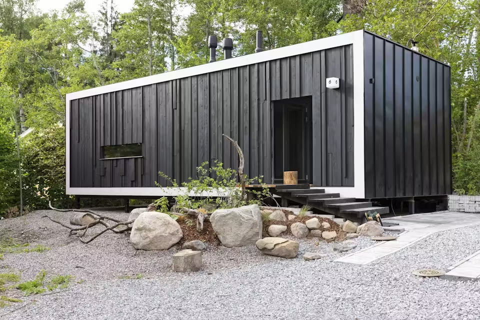 探索由超过一半回收材料建造的小房子