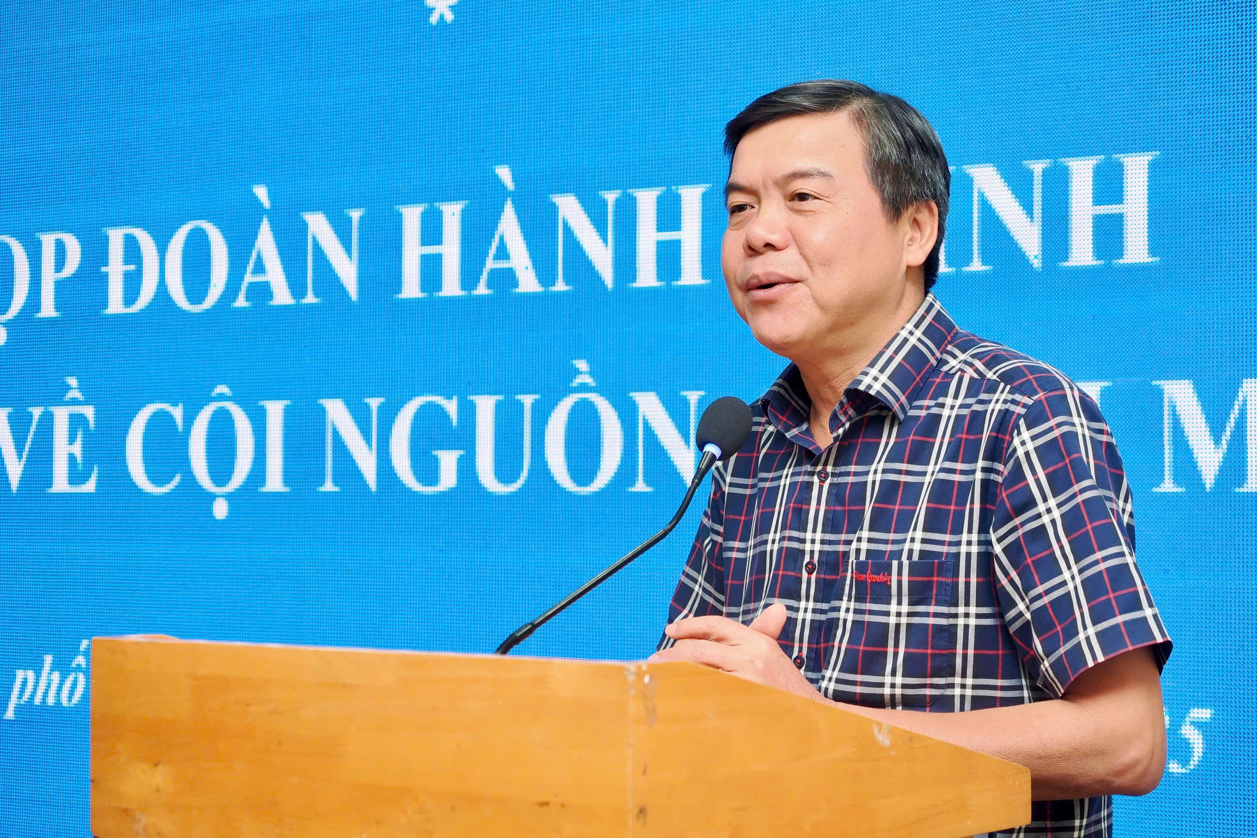 胡志明市宣传与民运、新闻代表团在寻根之旅中向洪涝灾区赠送援助物资