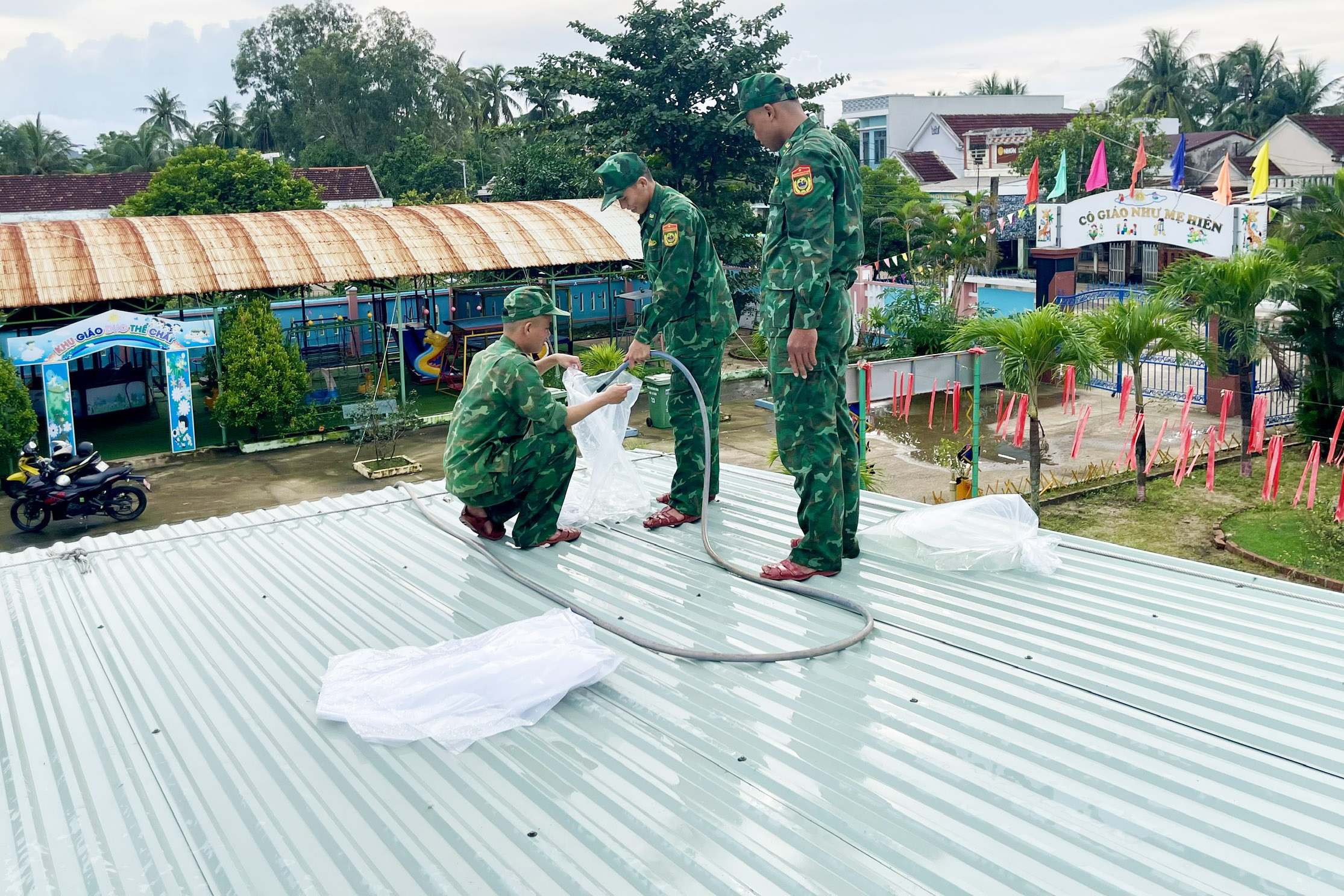 边防部队帮助民众收割水稻以躲避台风，加固房屋