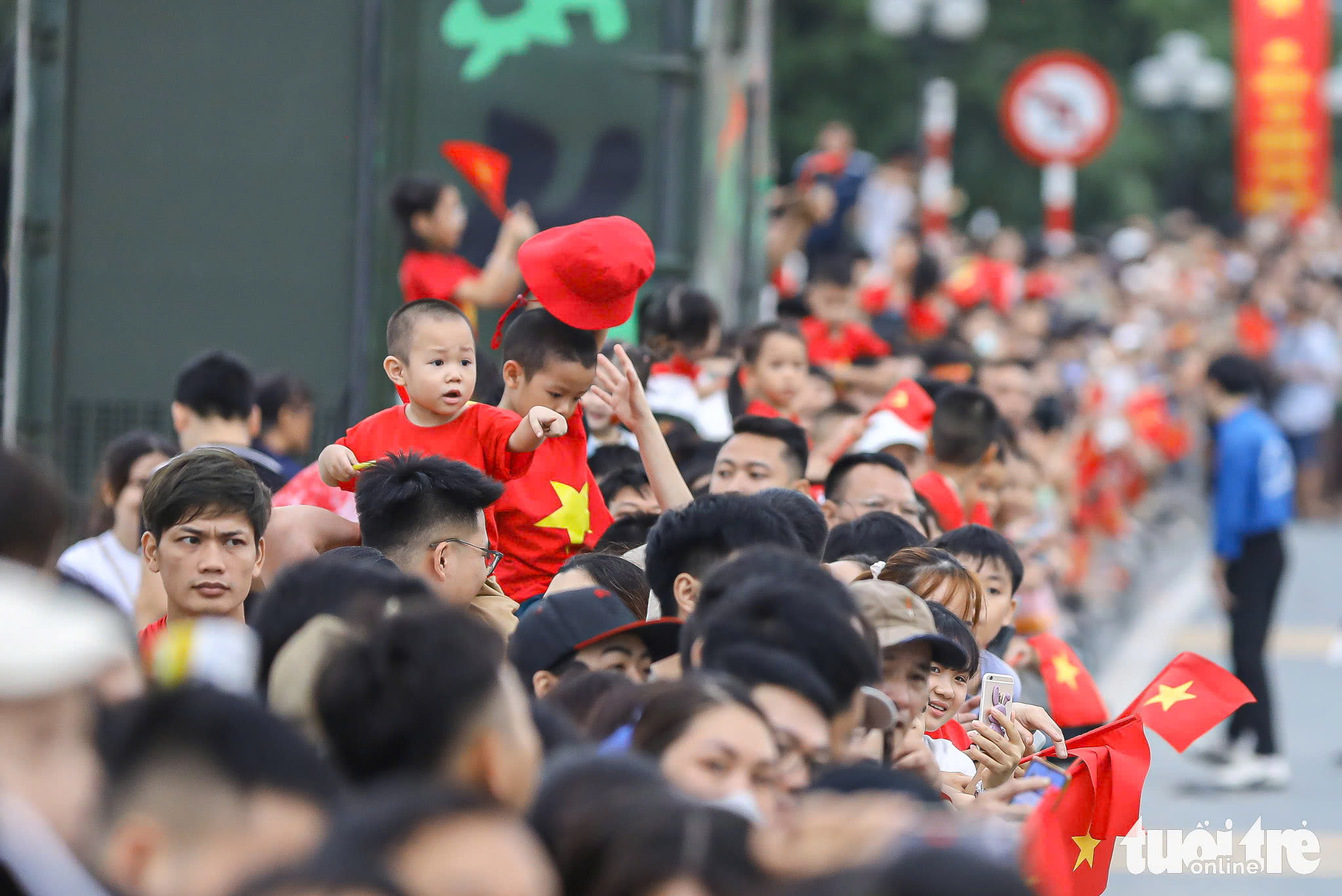 美亭体育场鸣炮，开启阅兵游行合练序幕