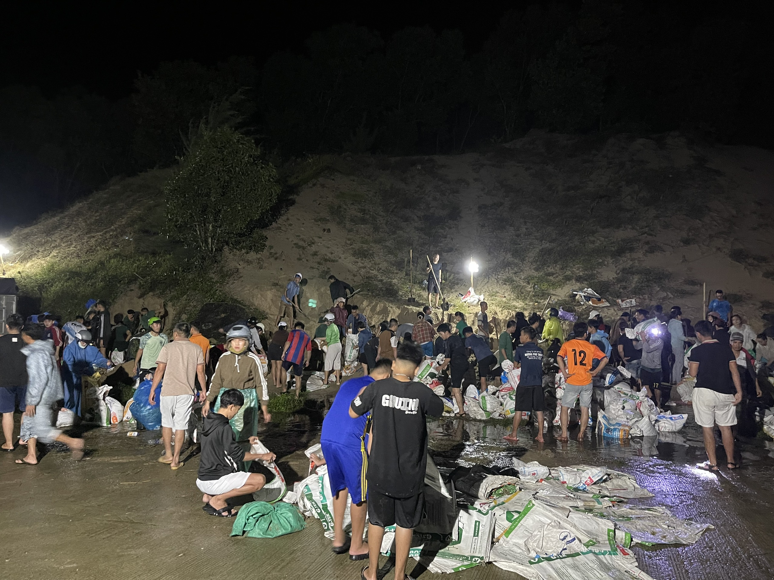 近千人通宵加固岘港堤坝