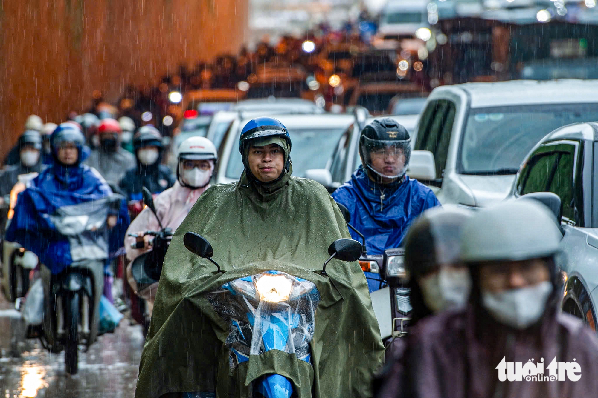 河内多条街道在雨中严重拥堵