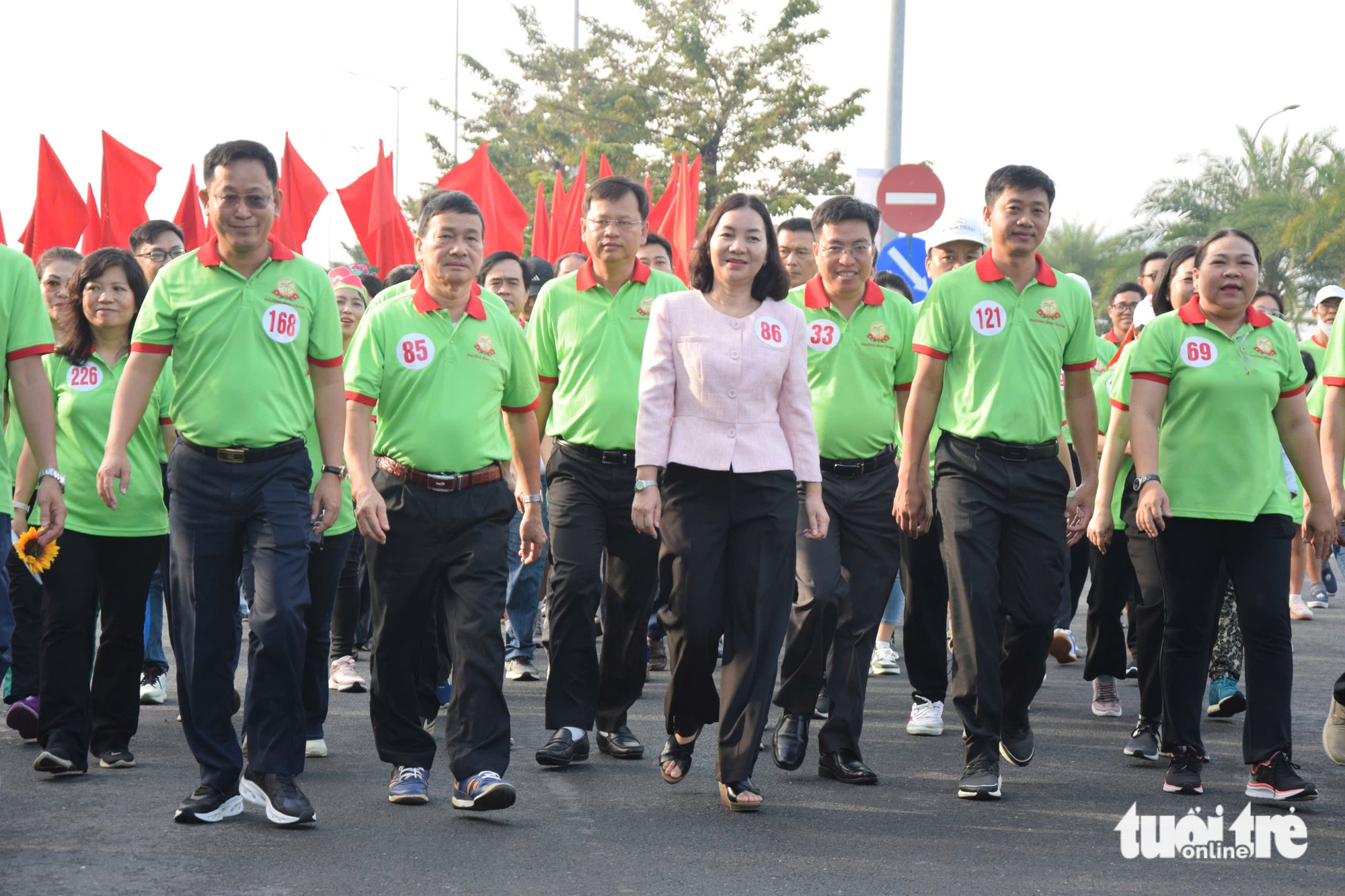 越南胡志明市祖国阵线领导参加平政坊和守德市阵线传统日纪念活动