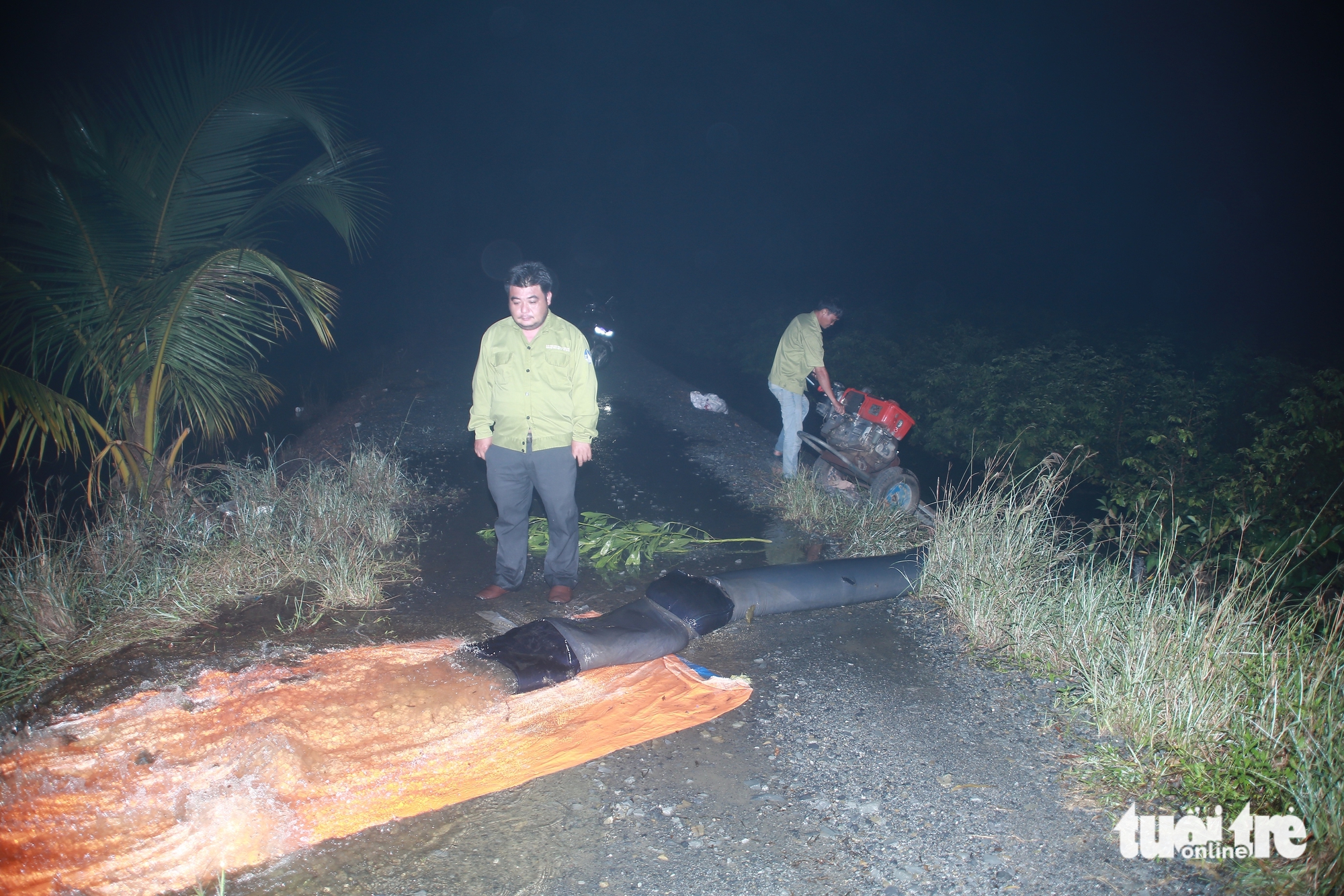 政府连夜抽水帮助民众拯救被淹的黄花梅