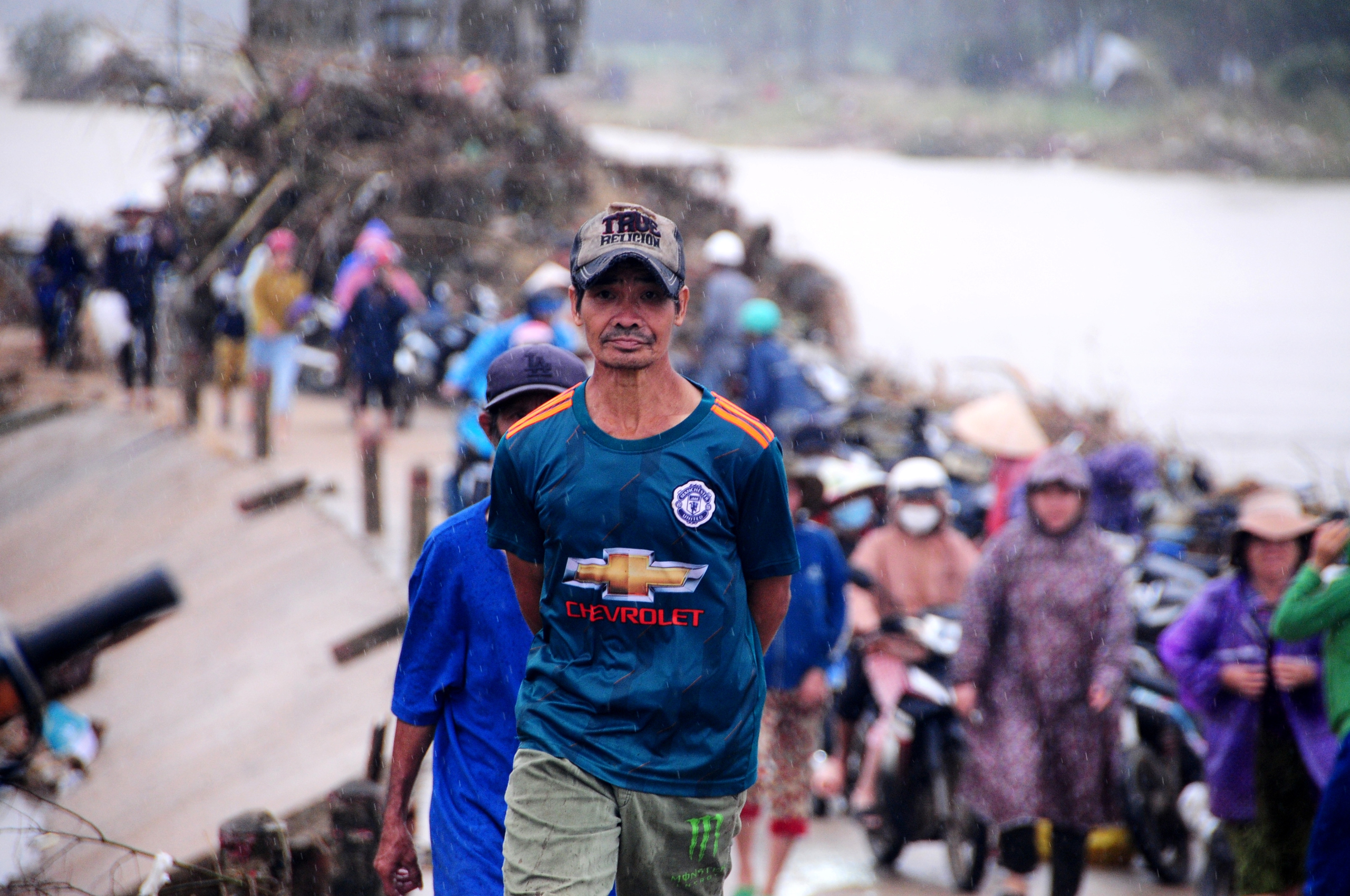 基罗河沿岸居民排长队领取救援物资