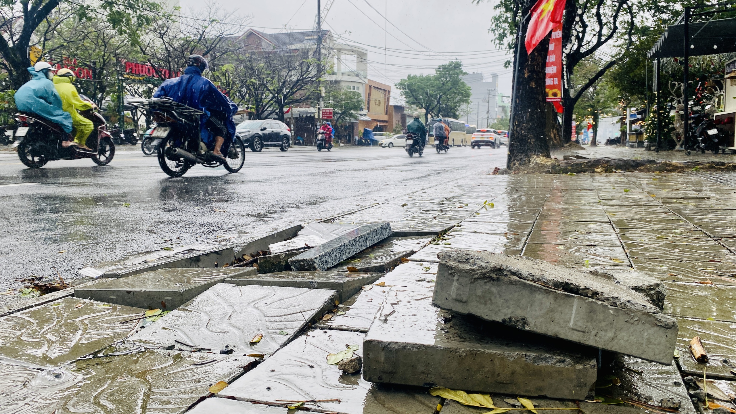 为什么岘港新改造的人行道凹凸不平，难以行走？