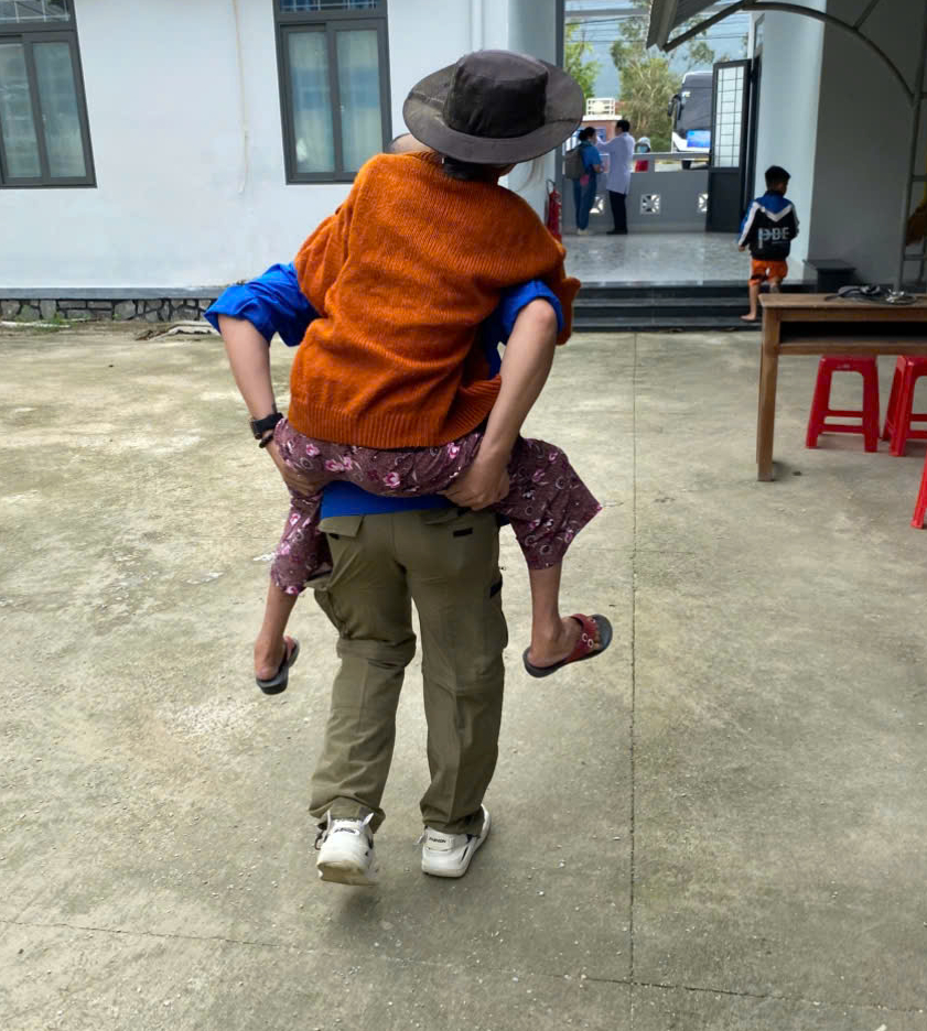 洪水后为乡亲看病，胡志明市医生哽咽，'眼睛都红了'