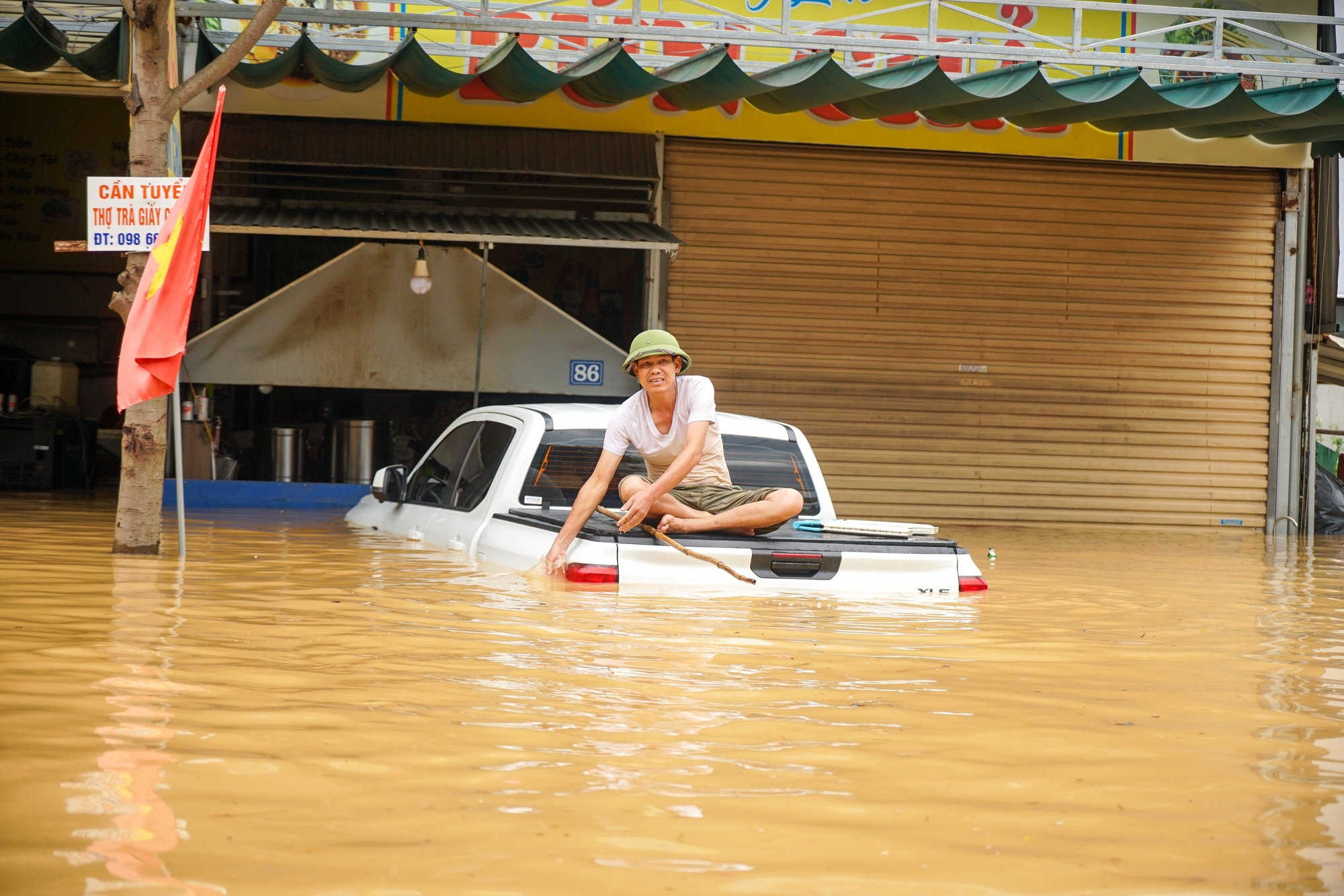 太原洪水区居民爬上屋顶乞求一瓶水