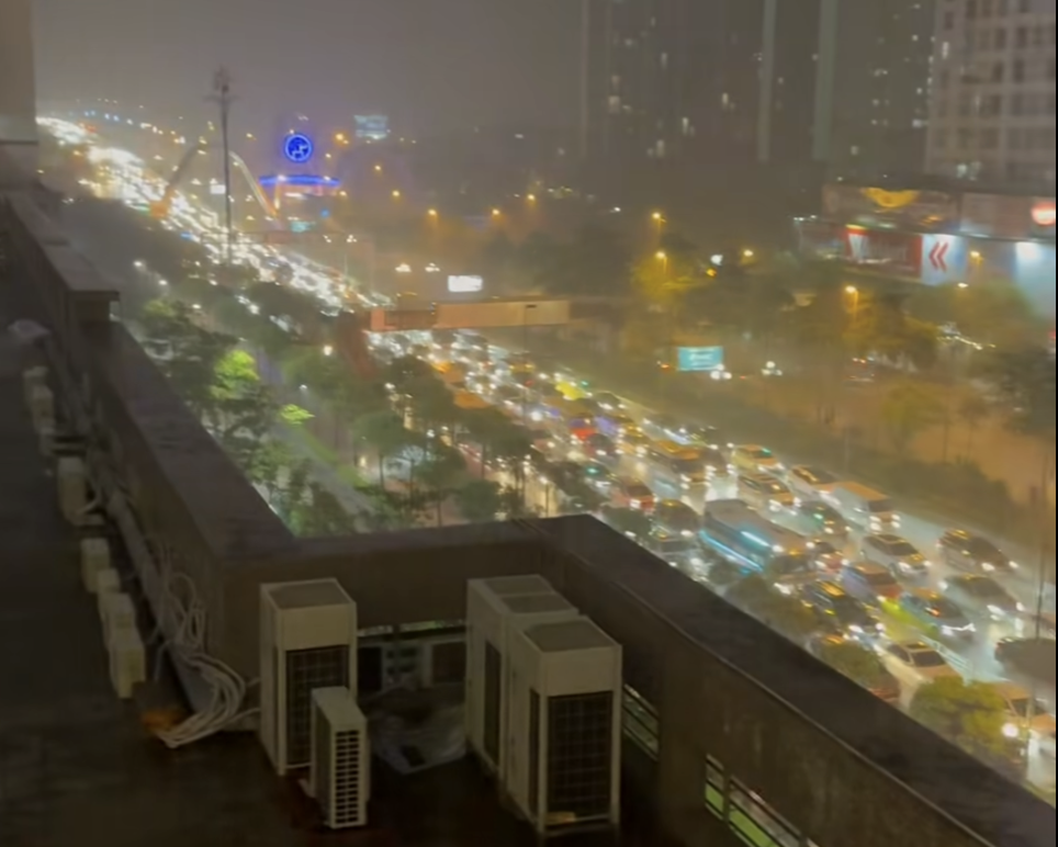河内大雨如注，多条街道深积水
