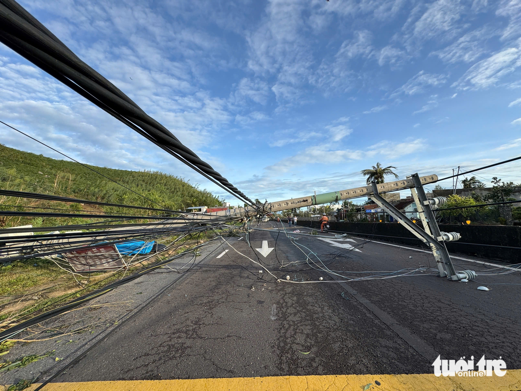 达克拉克沿海令人痛心的景象：房屋倒塌、屋顶被掀翻，卡马尔吉台风造成2人死亡