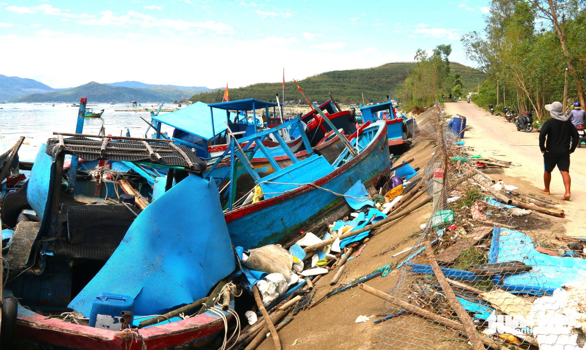 心痛数十艘渔船在台风Kalmaegi后破碎的场景