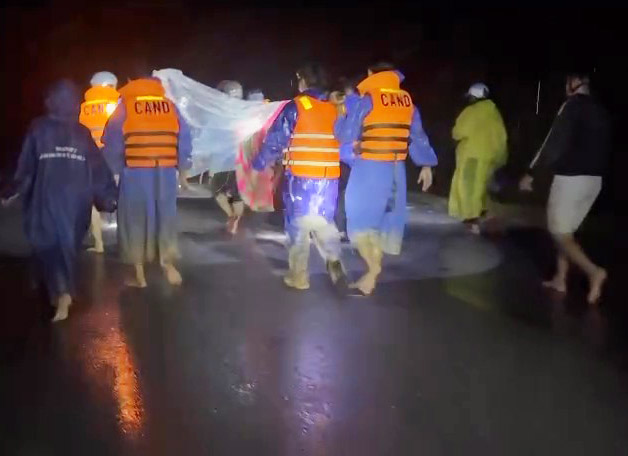 连夜跋涉20公里抬送三名山体滑坡伤员前往急救