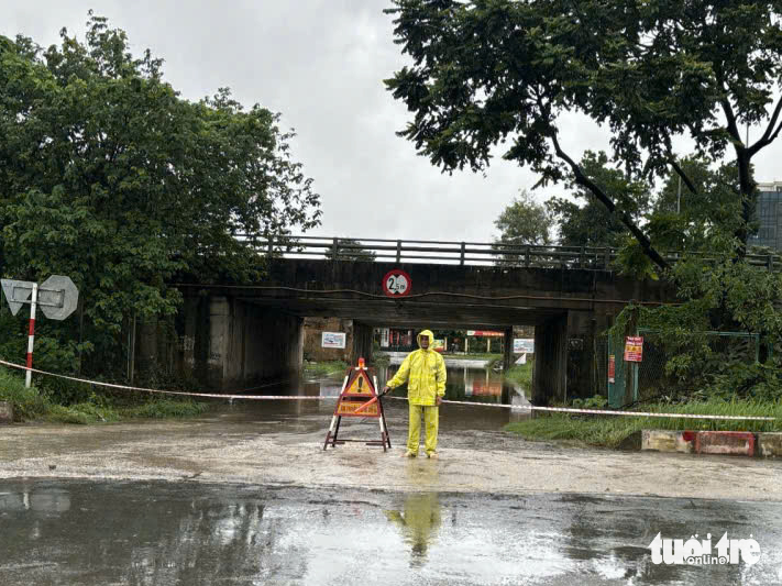 整夜大雨，今天早上河内多条道路开始积水