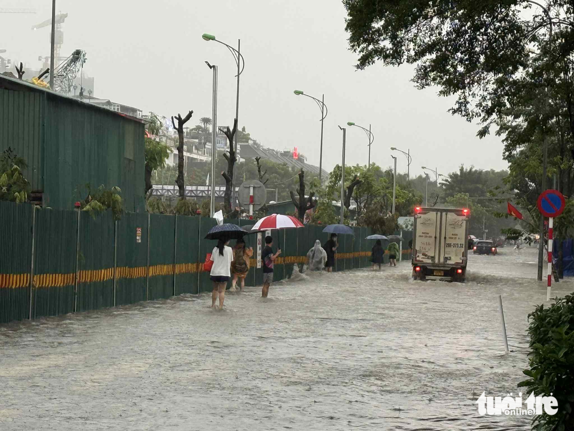 整夜大雨，今天早上河内多条道路开始积水