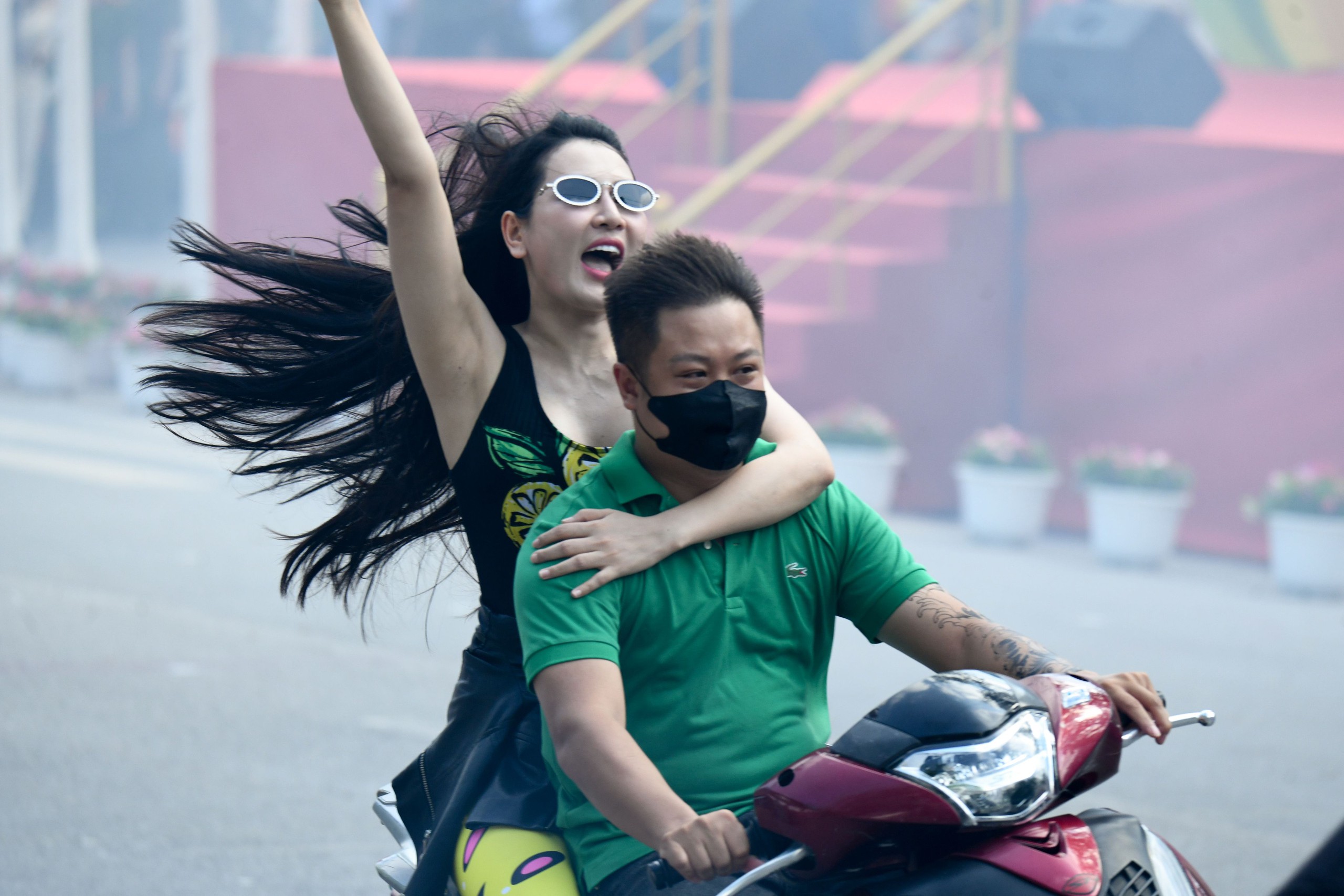 美丽的女警察扮演'街头女孩'在还剑湖引起骚动