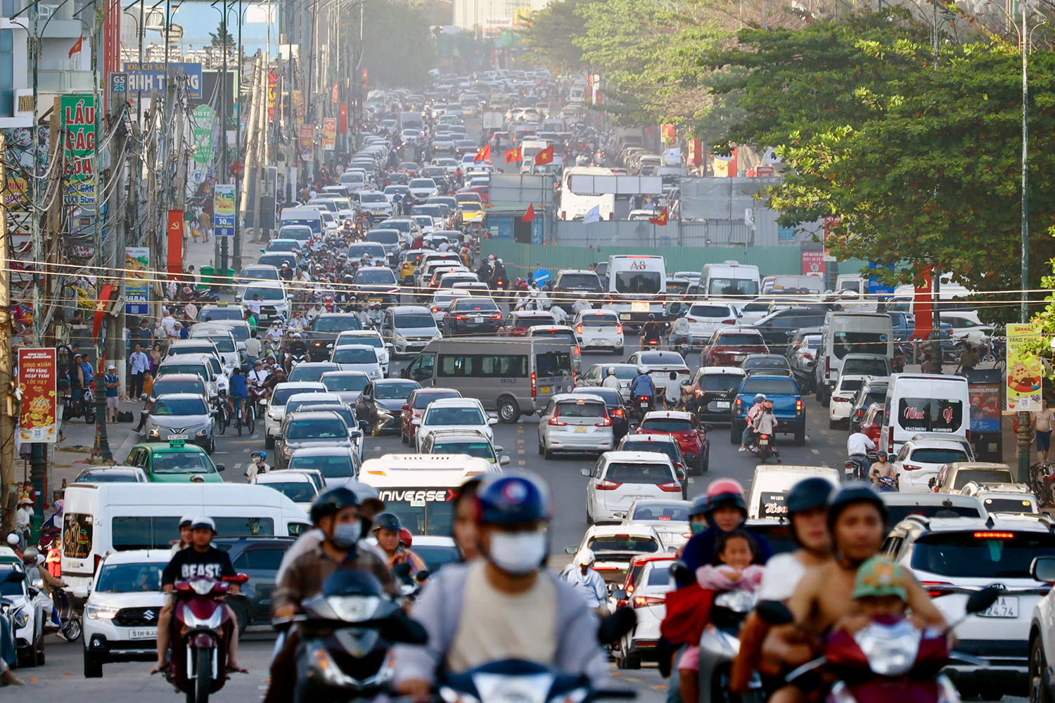 头日新年，头顿海滩人潮涌动，多家酒店‘客满’