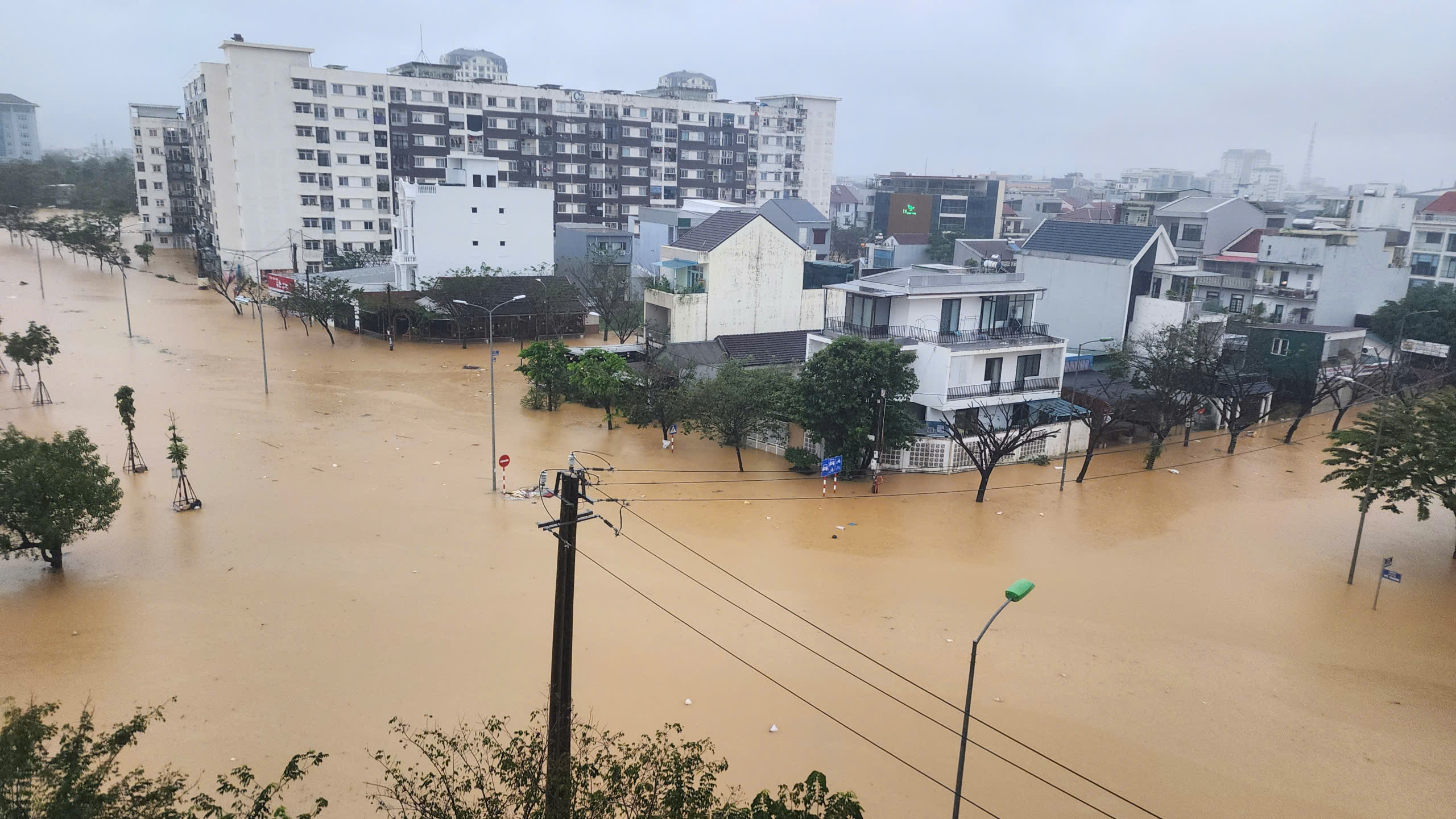顺化再次遭遇倾盆大雨，居民在一周内迎来第三场洪水