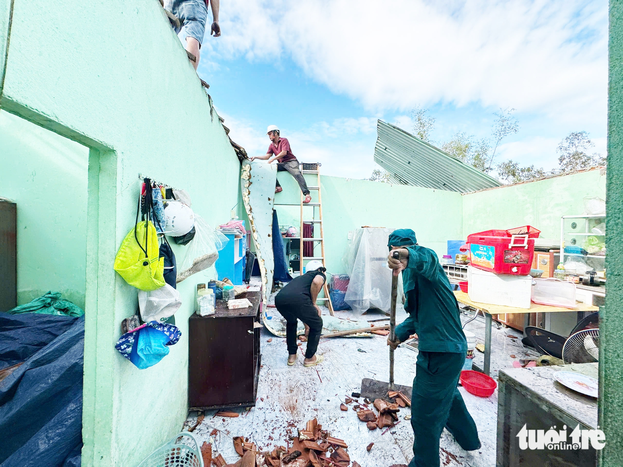 恐怖龙卷风夜间横扫岘港数十户民宅