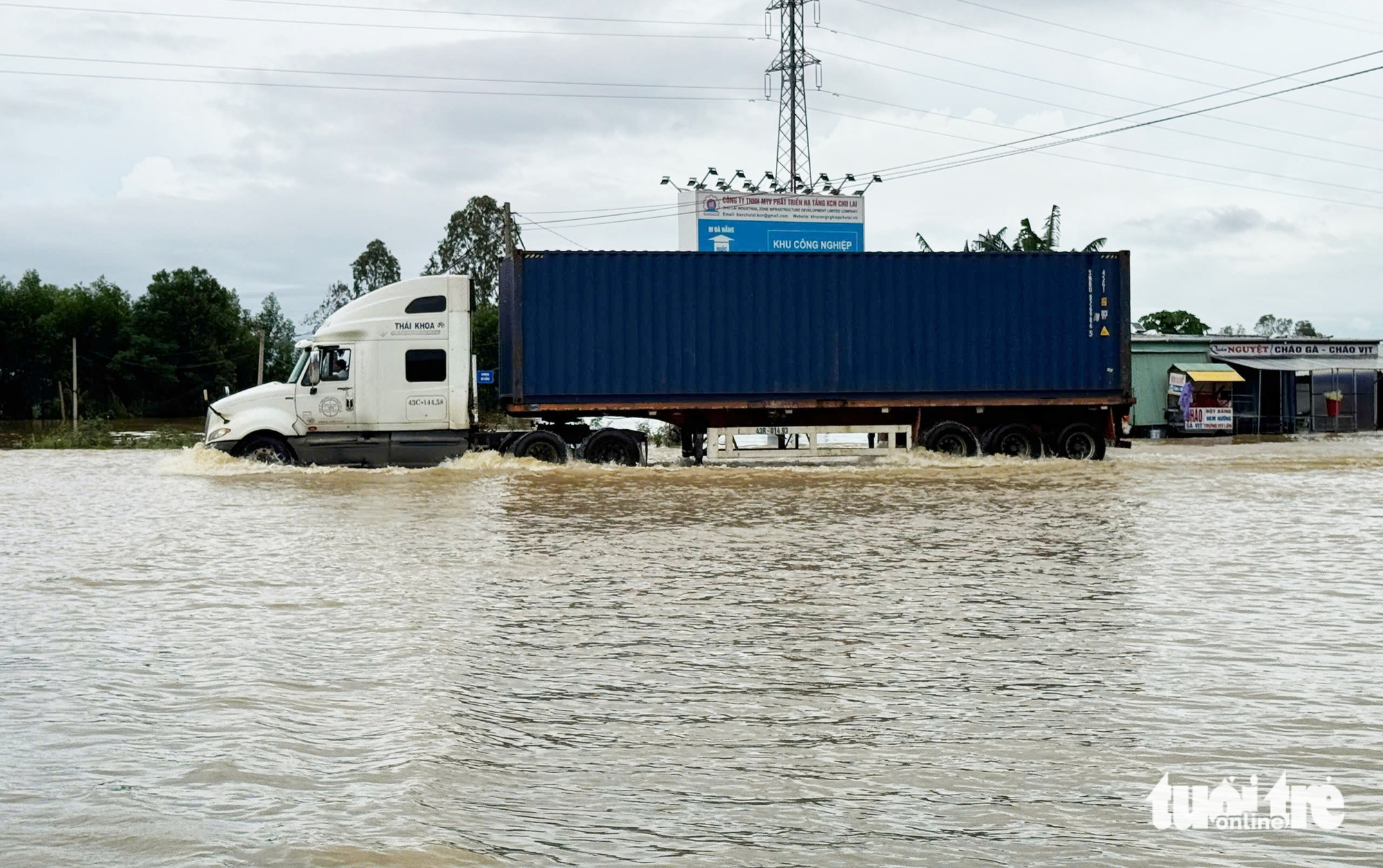 国道1号经过岘港被淹，多个山区乡镇发生山体滑坡，道路中断