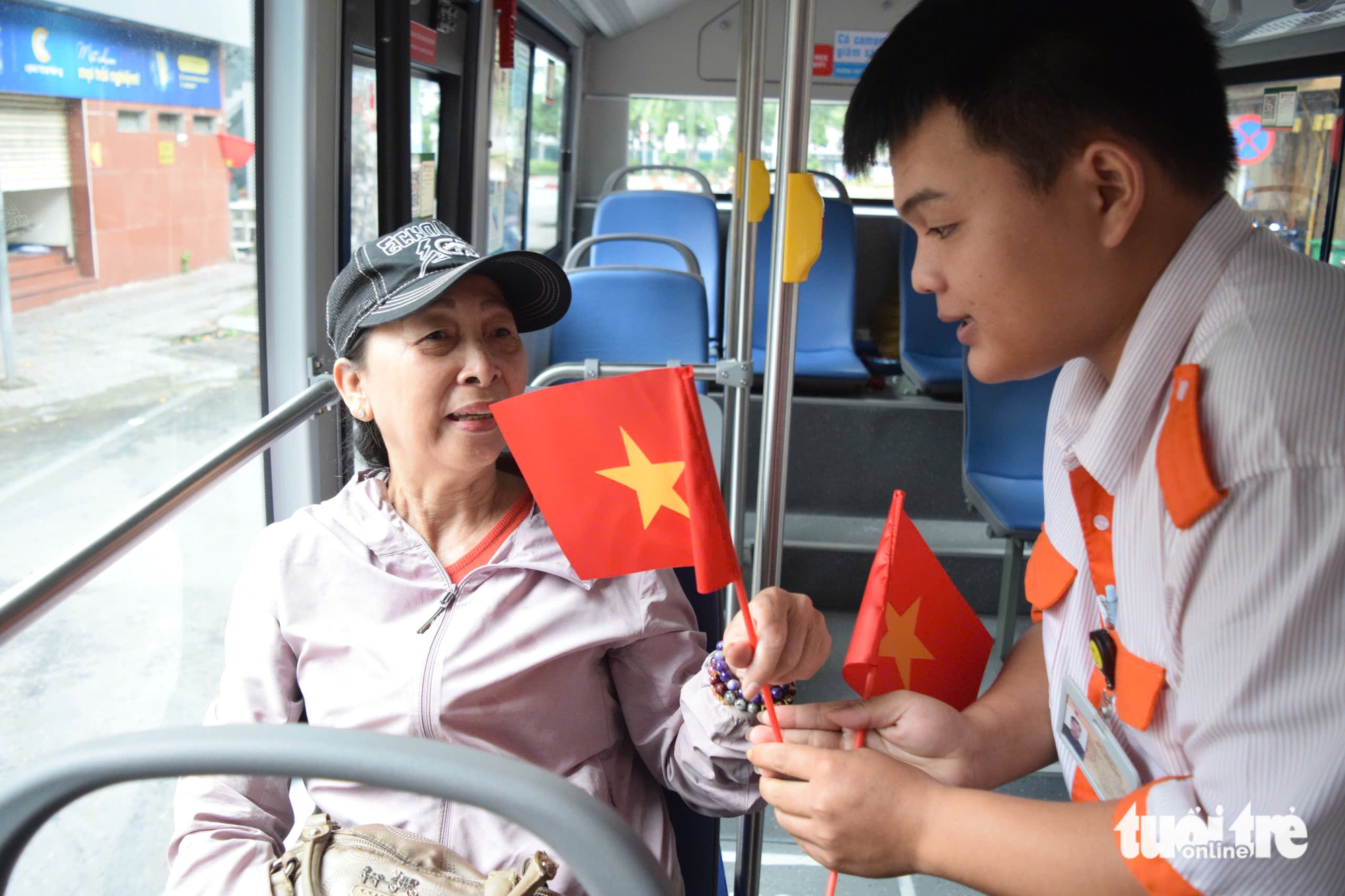 胡志明市公交车乘客在9月2日收到国旗