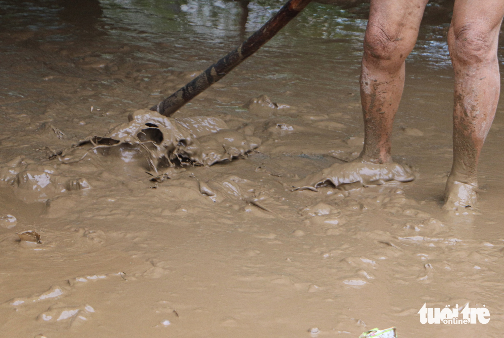 洪水过后两天，岘港小商贩仍在弯腰清淤，因巨大损失而茫然