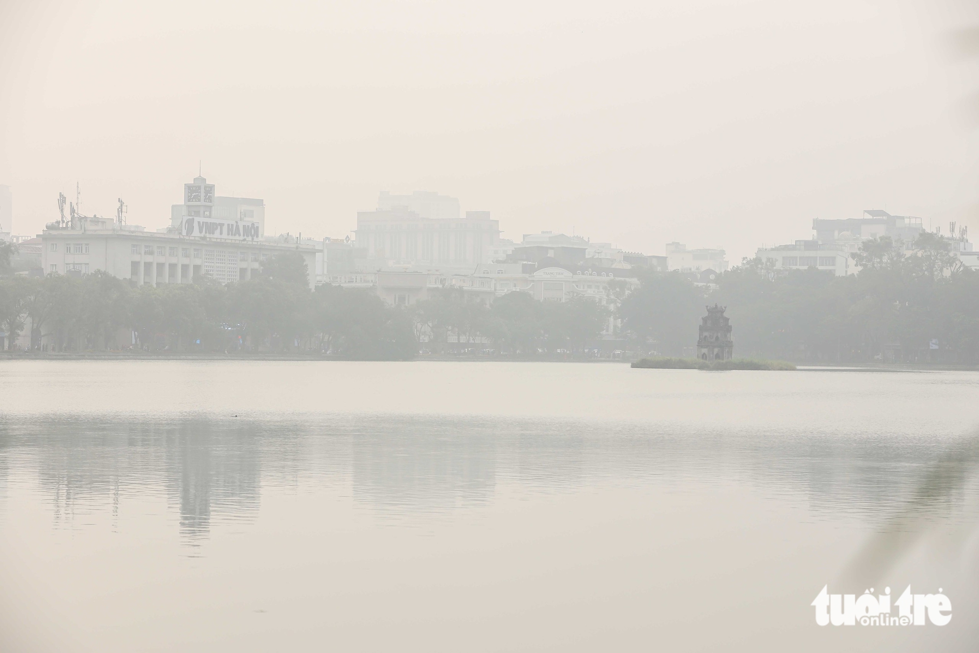 中午时分雾气依然浓密，河内宛如沙巴