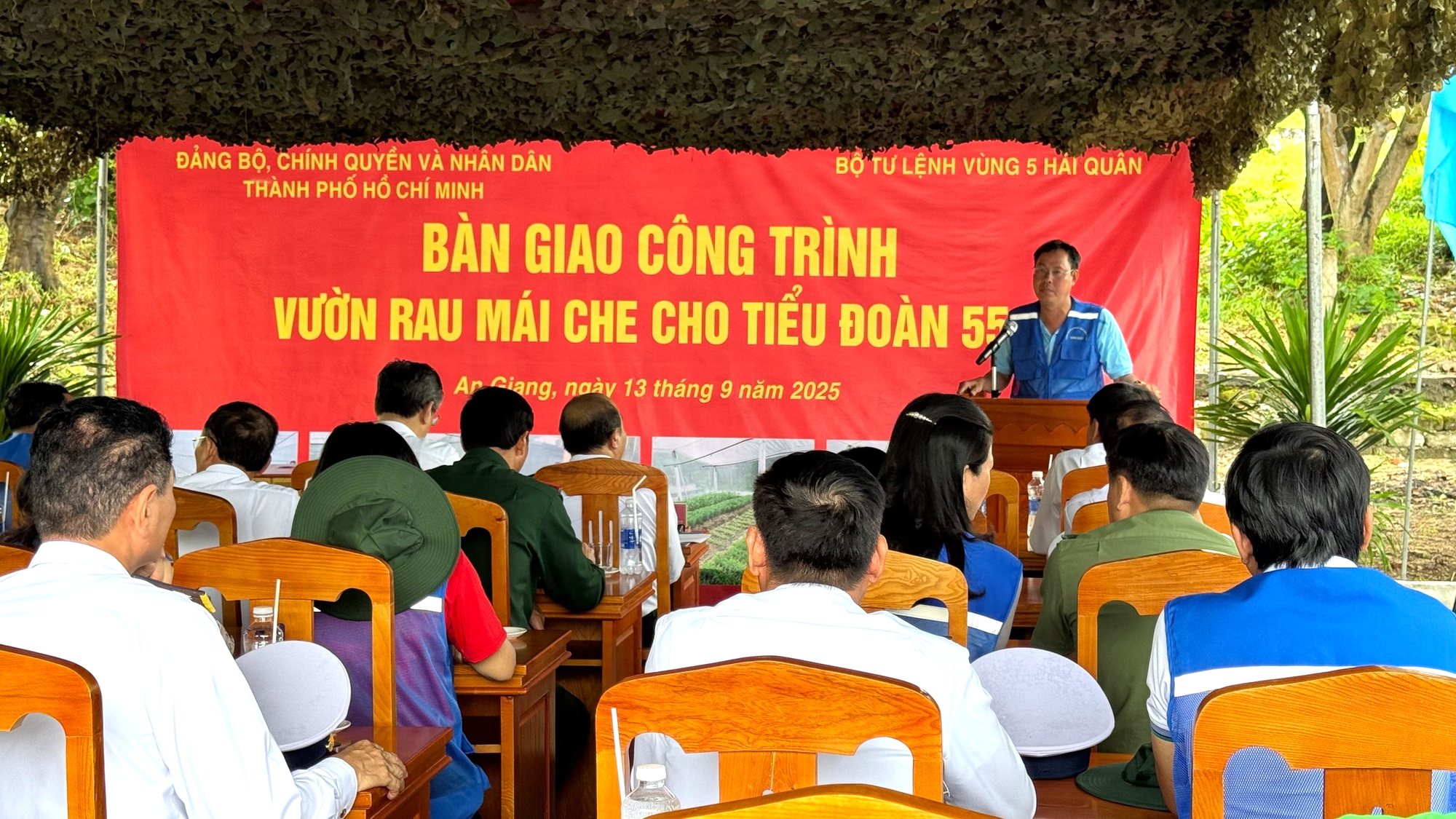 胡志明市代表团为珍珠岛官兵和人民提供支持