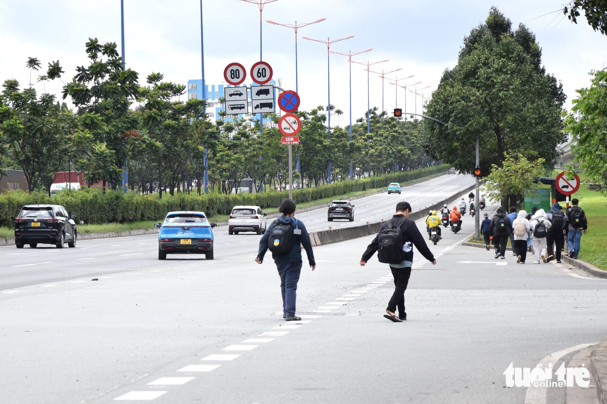 被罚款后，学生仍步行穿越武元甲路