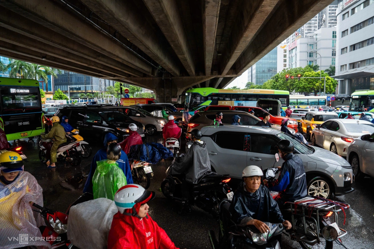 居民在桥下避雨，涉水寻找回家路