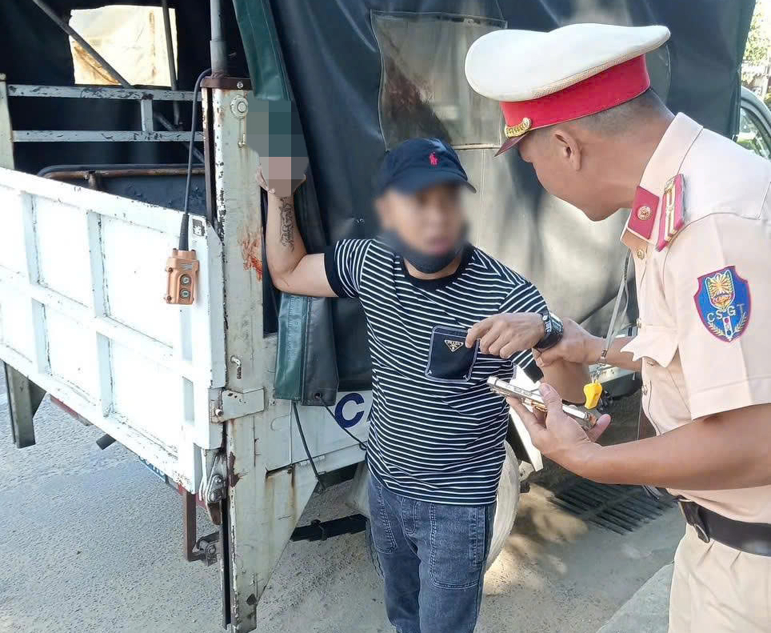 载客表现出'吸毒'迹象，Grab司机向交通警察求助
