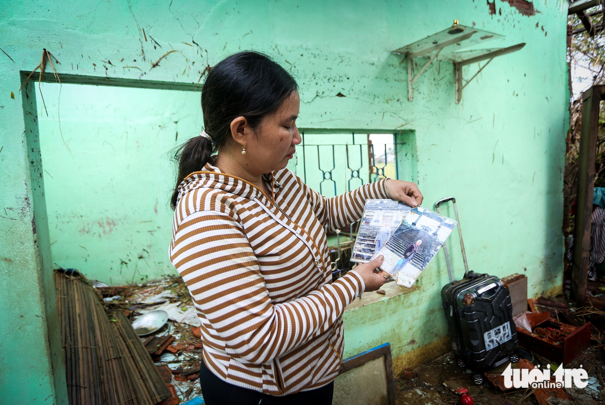 重返洪灾中心和盛：在破碎的房屋中寻找母亲的照片