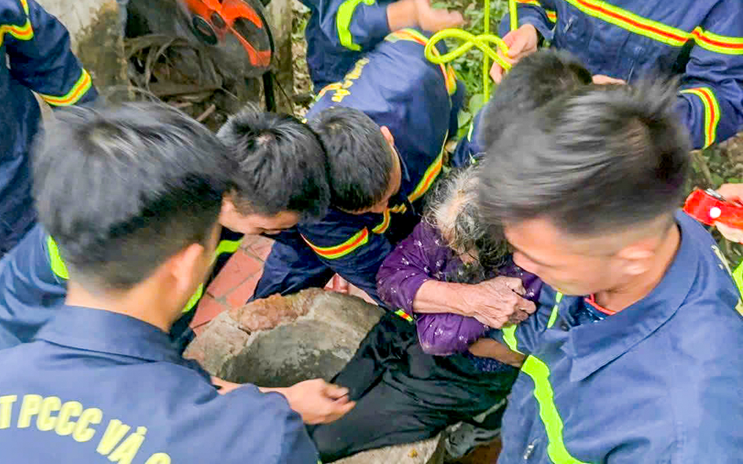 成功救援81岁老妇人掉入水井