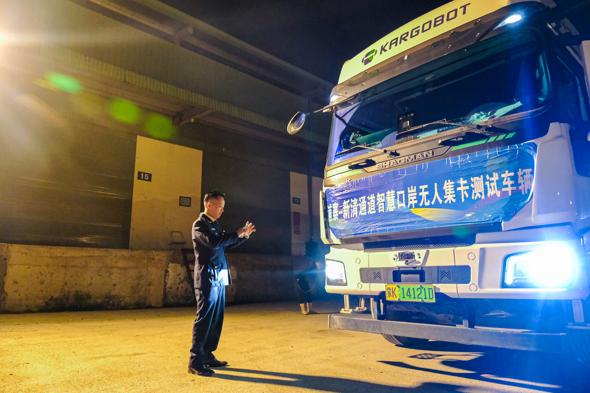 首次无人驾驶电动卡车从中国进口货物到越南