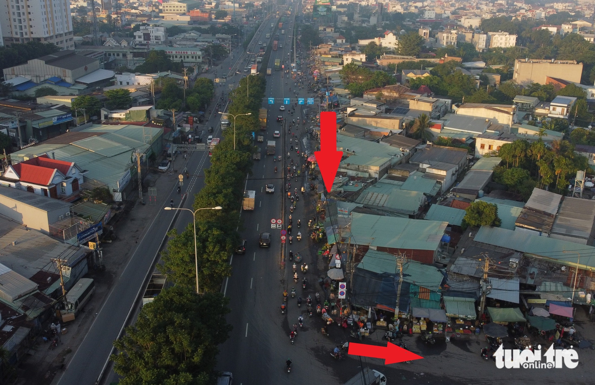 胡志明市摩托车排队逆行，多条道路成为违规者的专用车道