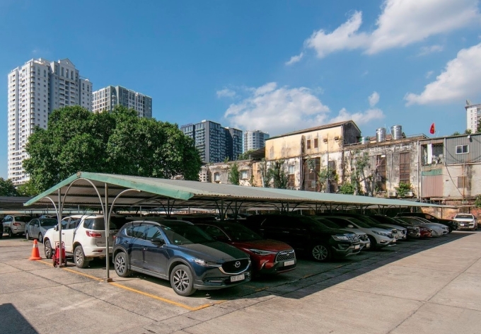 河内人寻找方法在台风玛瑙前保护汽车