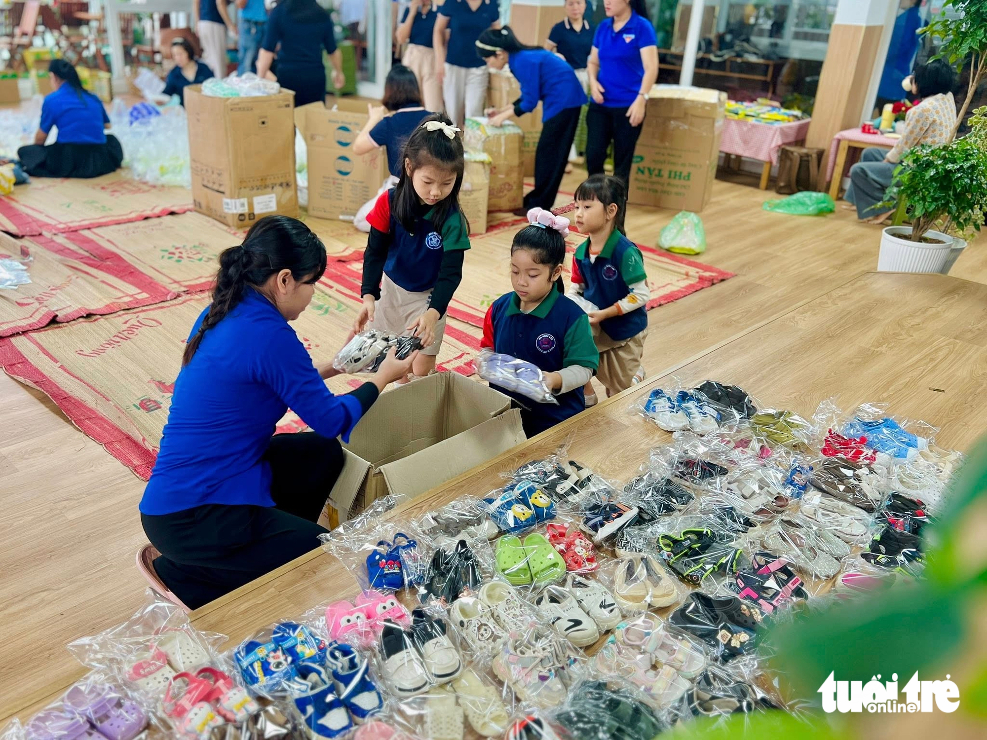 心疼幼儿园孩子们打包每双'还能穿'的鞋子送给洪水区的朋友