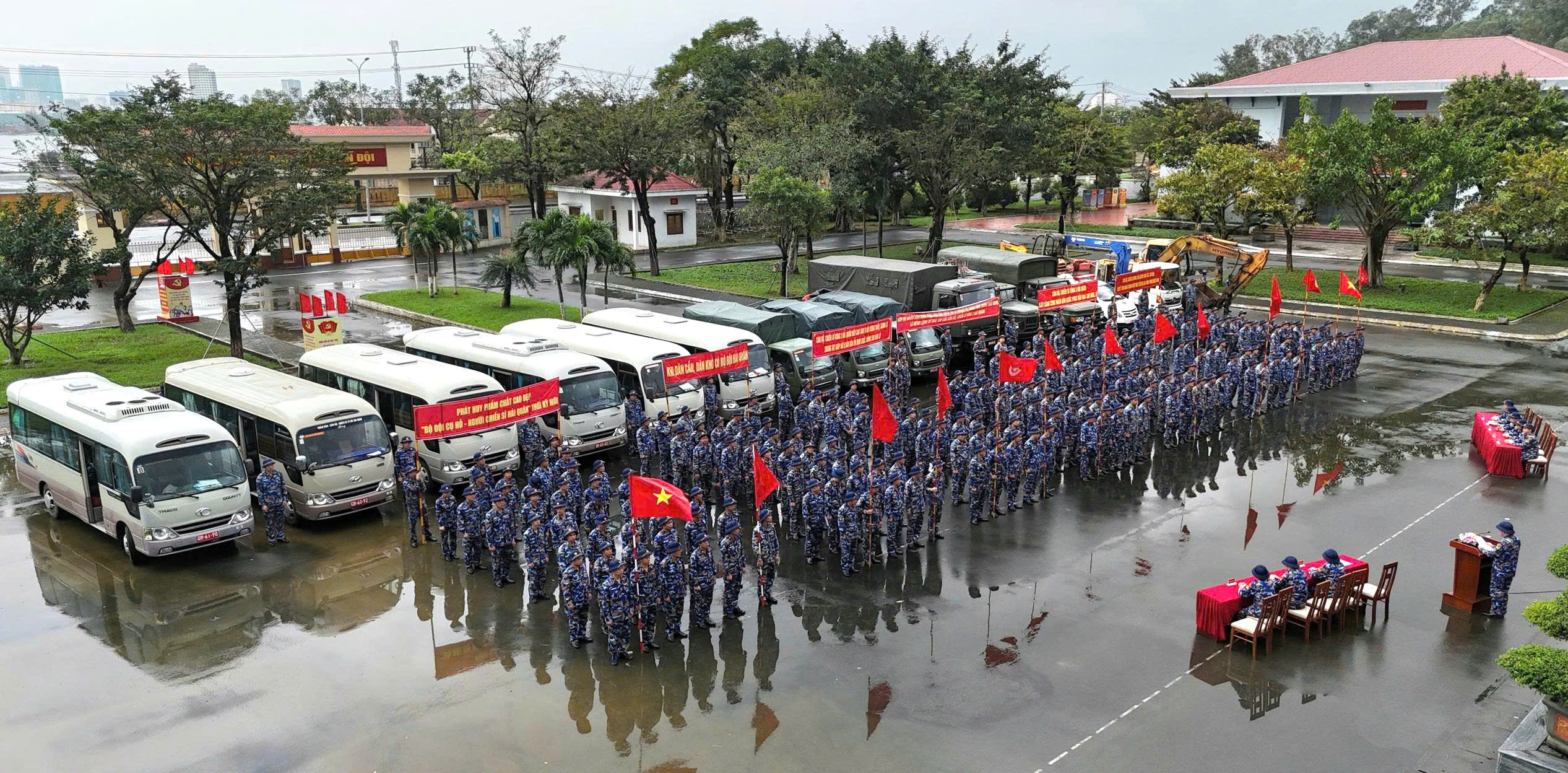 海军部队出发为平定省洪水区居民建房