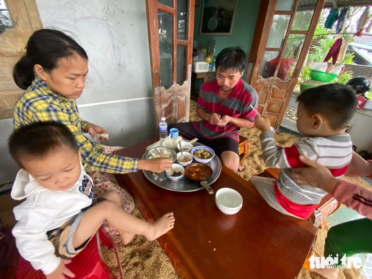 洪水肆虐地区居民伴着雨水和泪水的简单餐食