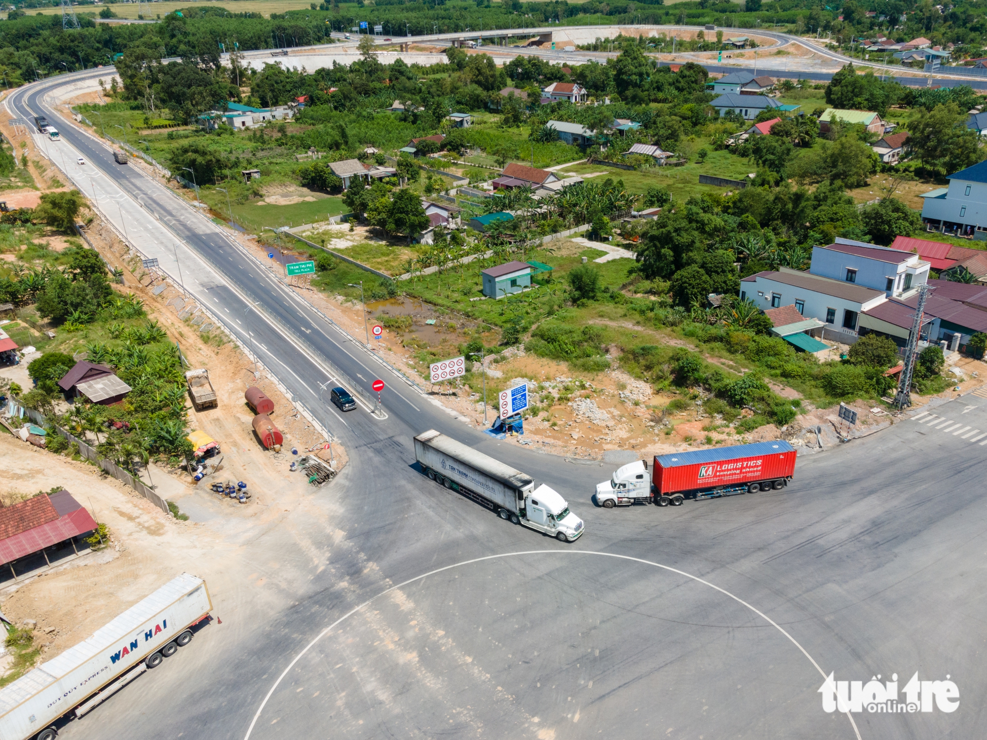 Cam Lộ - 国道9号交叉口交通混乱，司机随意停车
