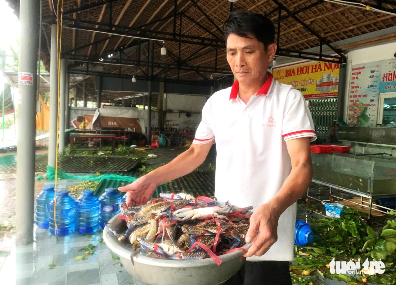 5号台风过后，春城海滨旅游区一片狼藉