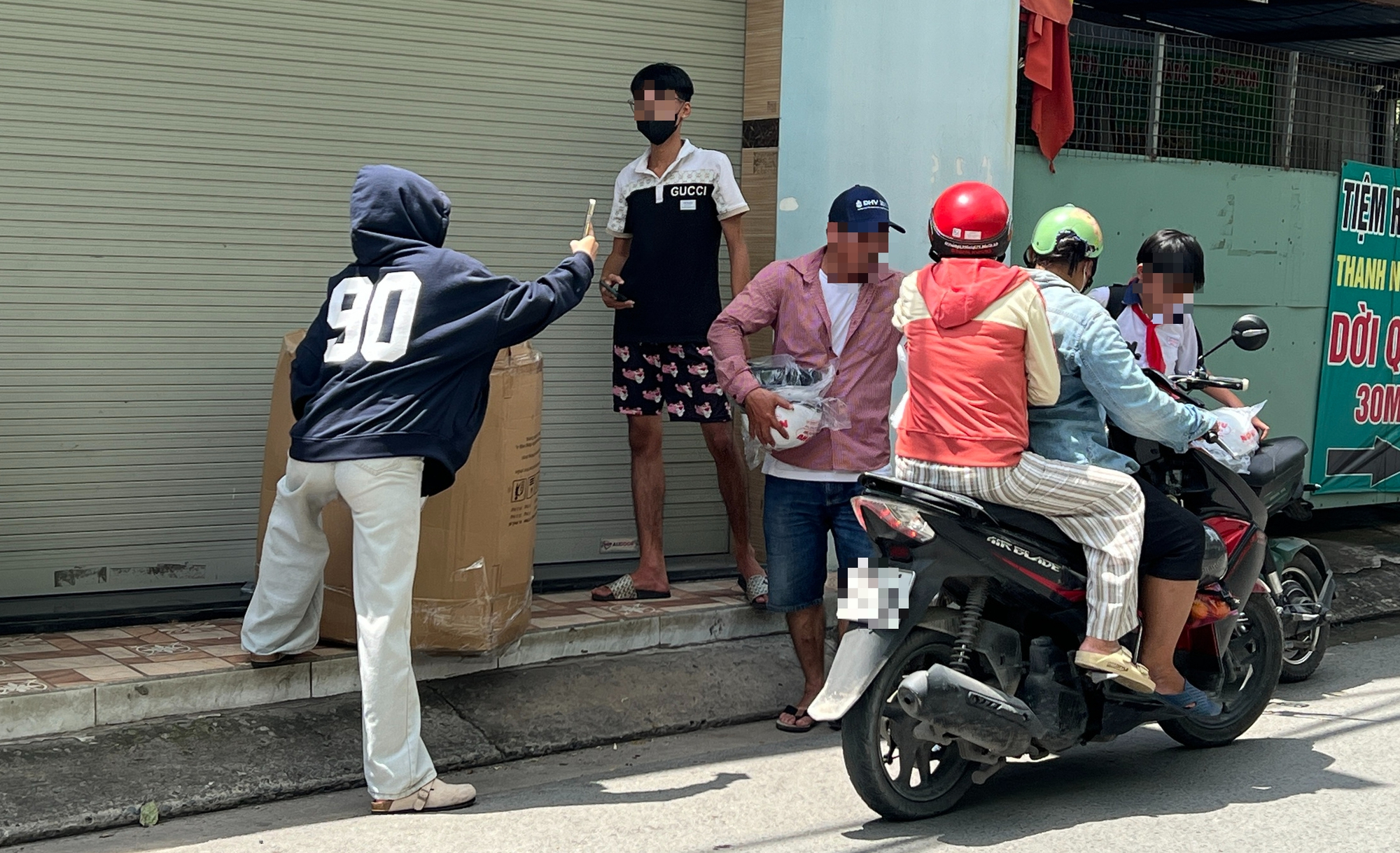 发放印有在线赌博广告的安全帽，职能部门需追查并严肃处理