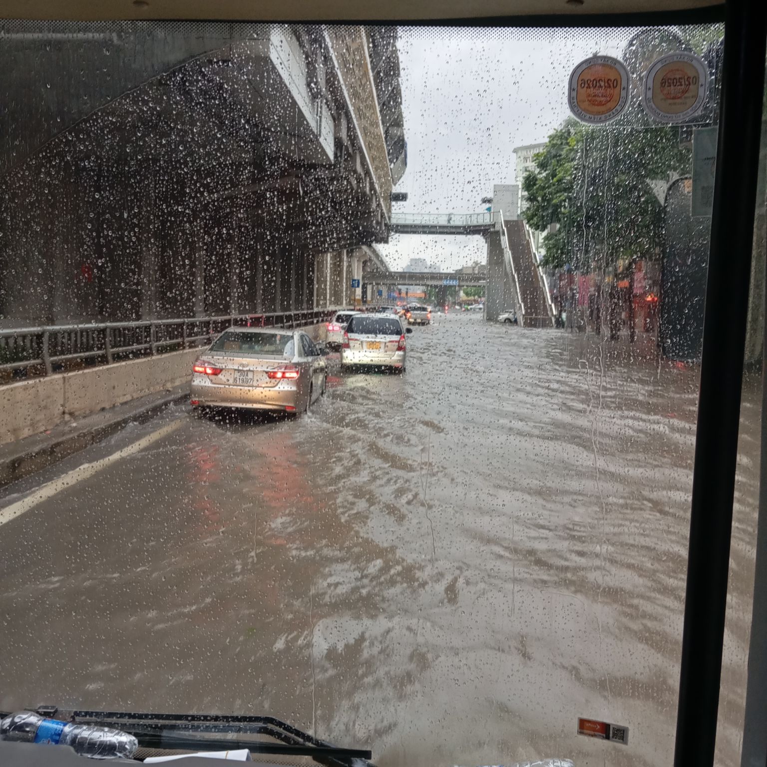 河内5号台风整夜至早晨大雨，多条道路严重积水