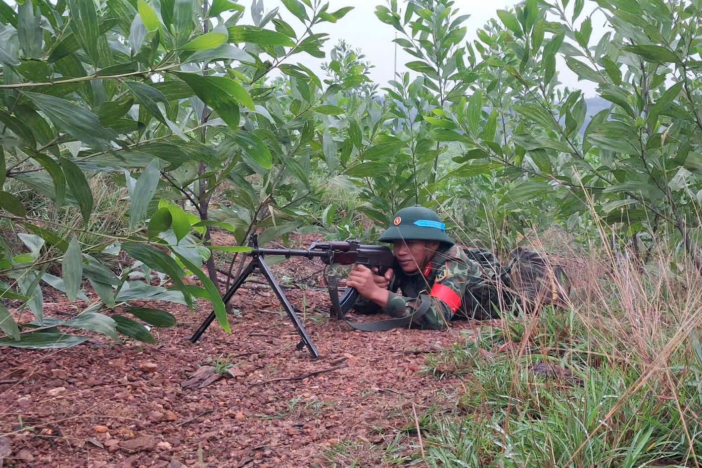观看部队行军，演练打击敌军空降