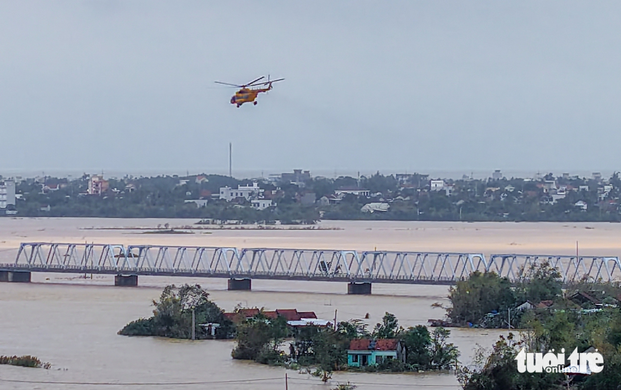 富安省旧地居民涌向第917团直升机降落点接收紧急救援物资