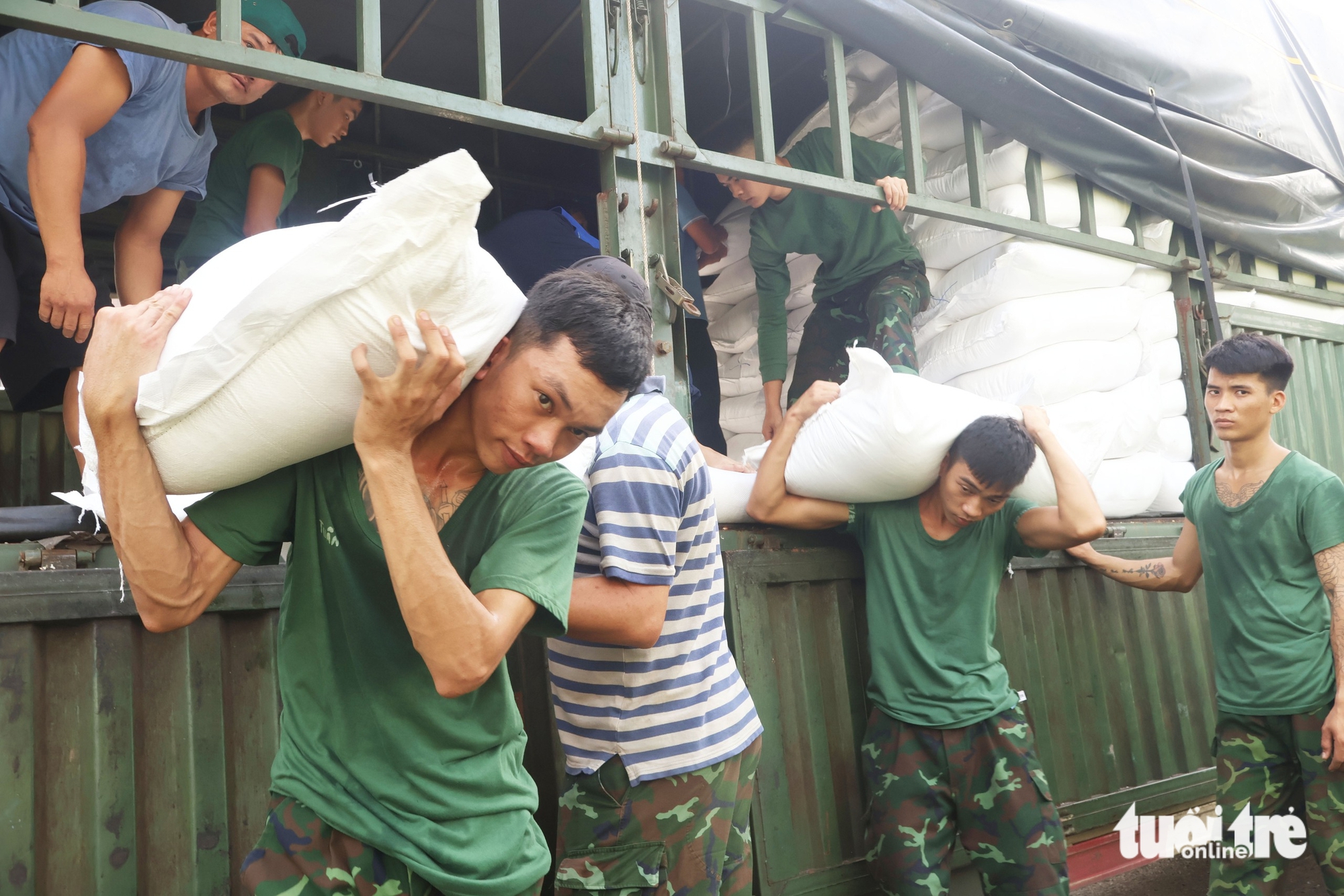 洪灾中心和盛：阮氏凝在废墟中点燃炉火，燃起希望
