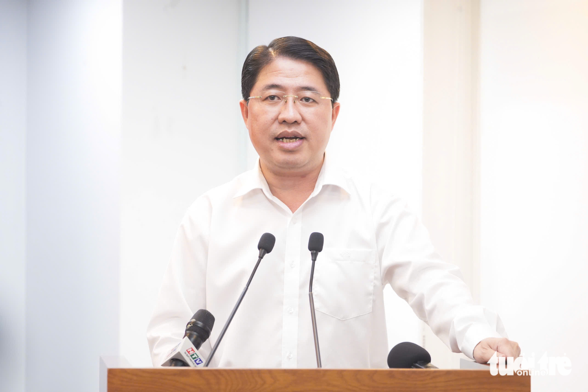 代表在胡志明市第一次党代会前参观一些突出地点