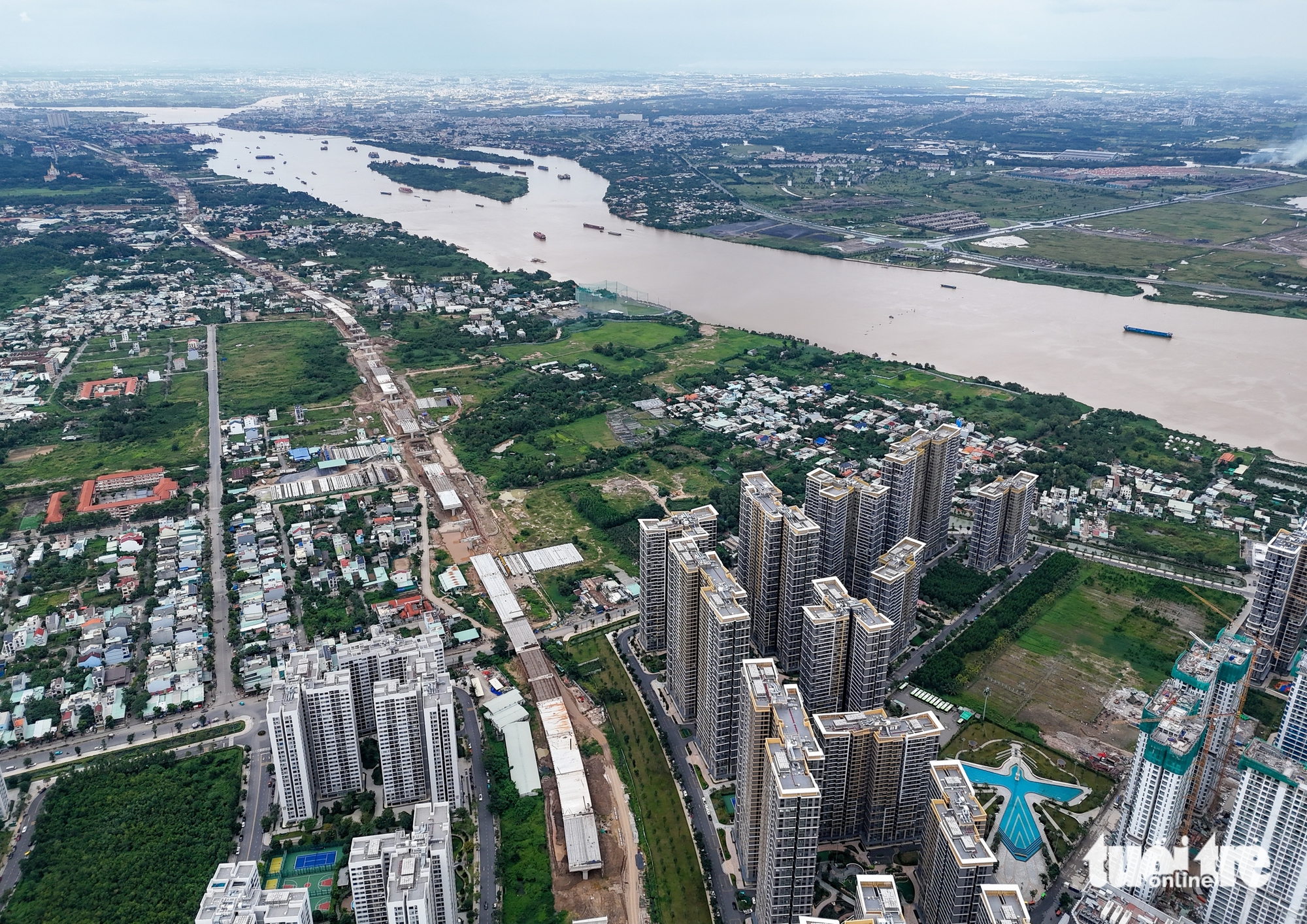 胡志明市三环路14.7公里高架桥全景，迎接12月19日通车里程碑