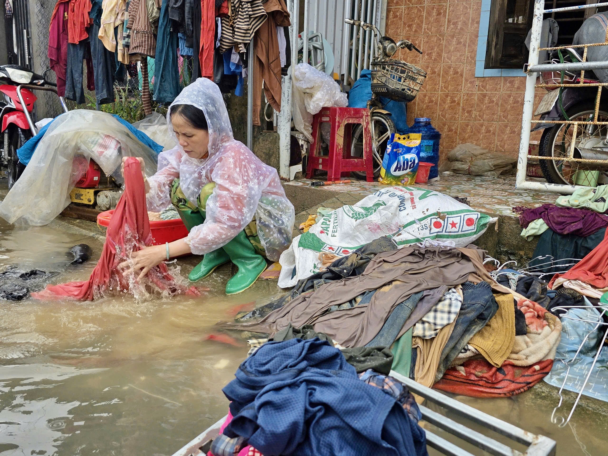 和盛乡在洪水后重新振作，民兵携手清理房屋和学校